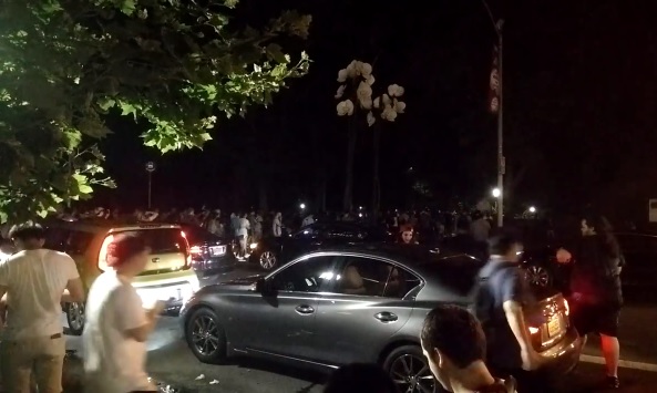 Mouvement de foule vers Central Park. A la chasse du Super Pokémon ! Circulation paralysée aux abords de l’événement imprévu.